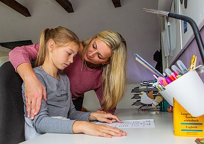 Studienkreis Symbolbild Zeugnisse Elterngespräch